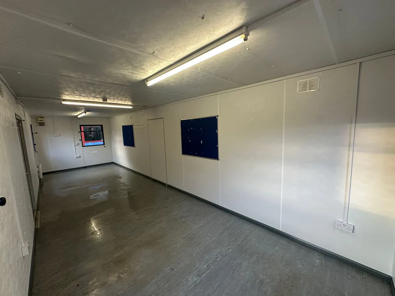 32 × 10 ft Open-Plan Crib Room & Office – Light Grey (Sold as Seen) — view 2