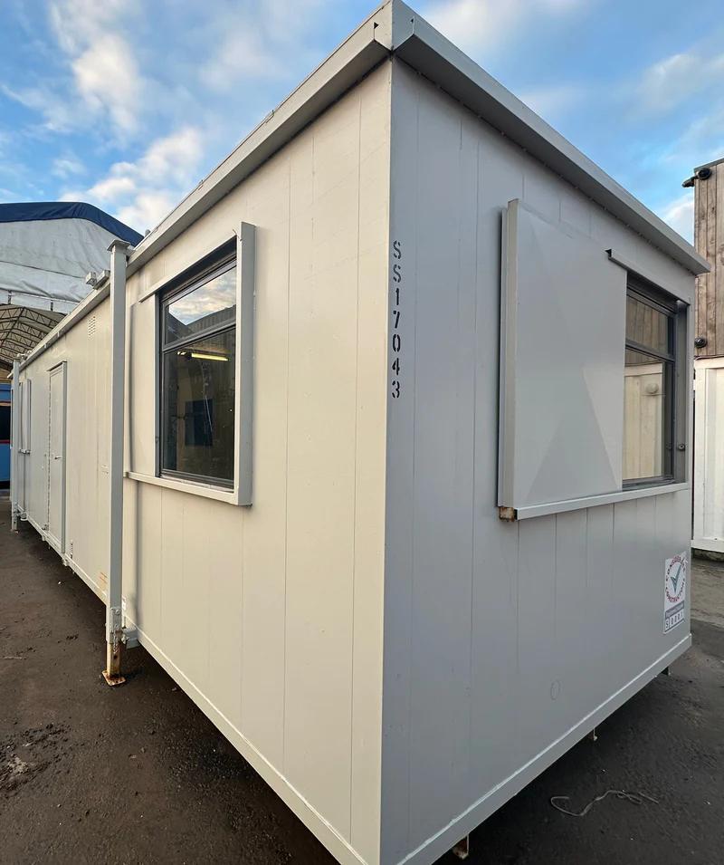 32 × 10 ft Open-Plan Crib Room & Office – Light Grey (Sold as Seen) — view 3