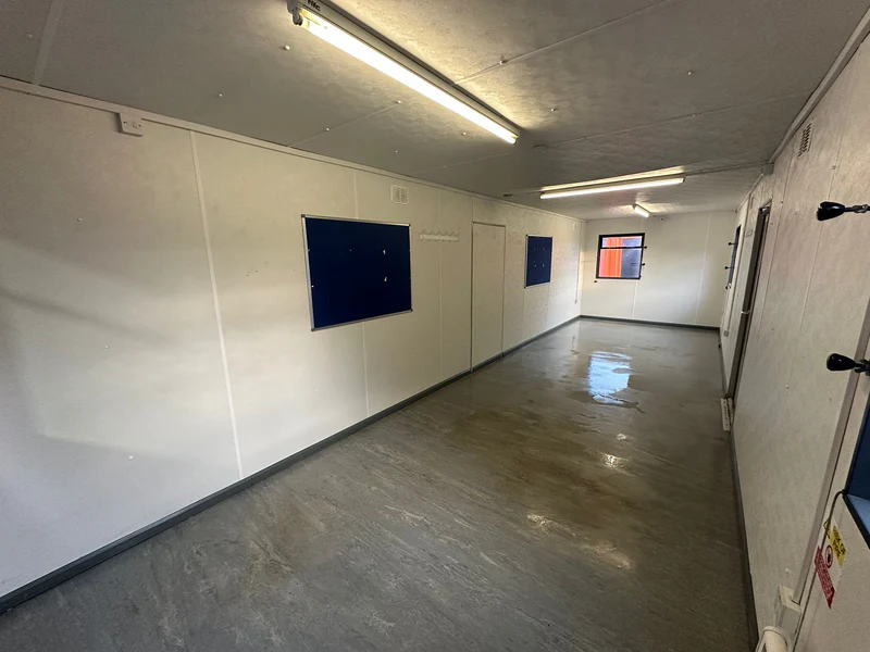 32 × 10 ft Open-Plan Crib Room & Office – Light Grey (Sold as Seen) — view 4