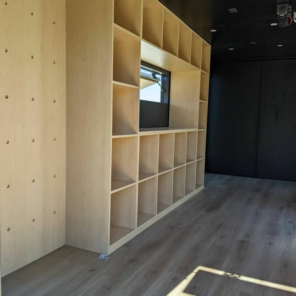 Custom 20ft Retail Container on Wheels — view 5