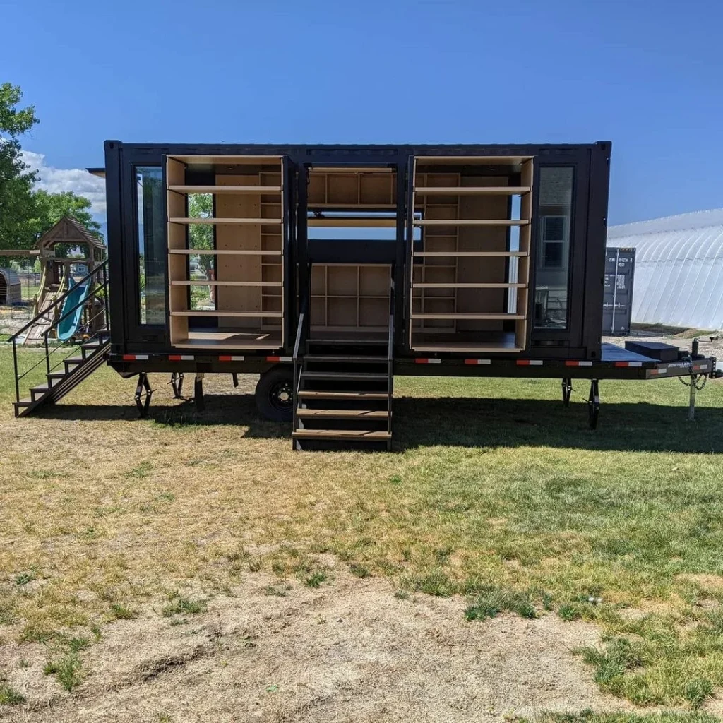 Custom 20ft Retail Container on Wheels — view 3