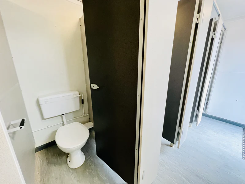 24 × 9 ft 4+1 Toilet Block with Separate Shower Room (Refurbished) — view 7