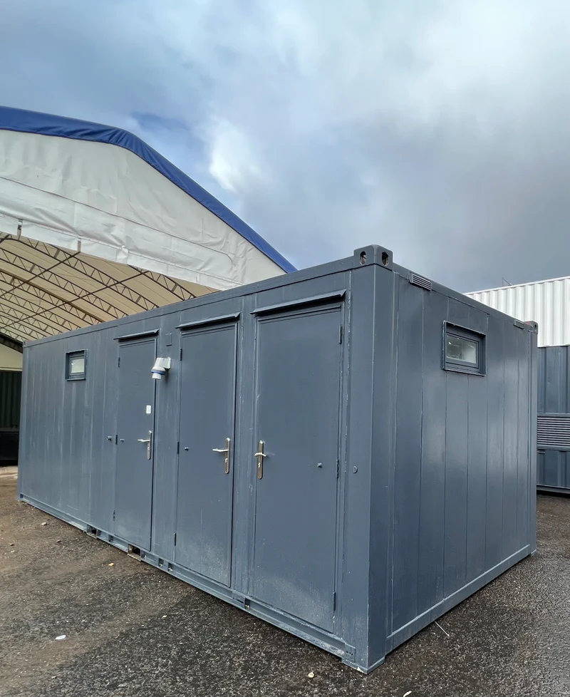 24 × 9 ft 4+1 Toilet Block with Separate Shower Room (Refurbished)
