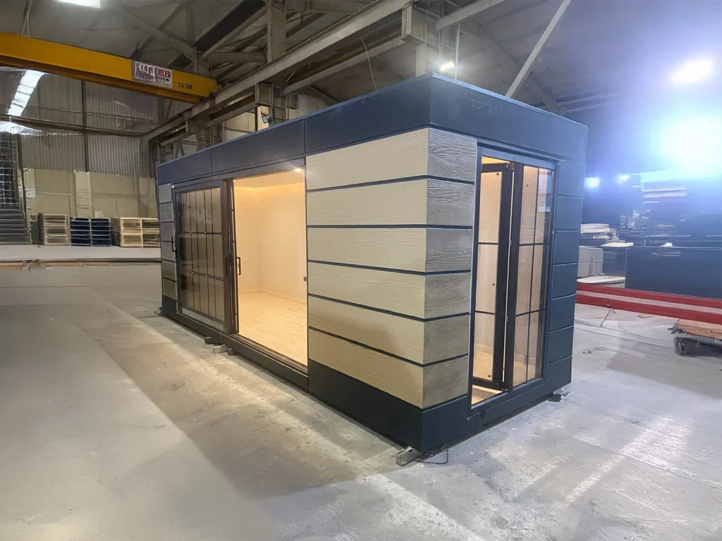 Vintage Portable Cabin with Glazed Front (7.00 × 3.00 m) — view 3
